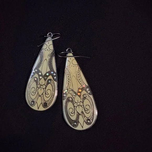 Elegant Teardrop Earrings with Intricate Design - Picture 2 of 4